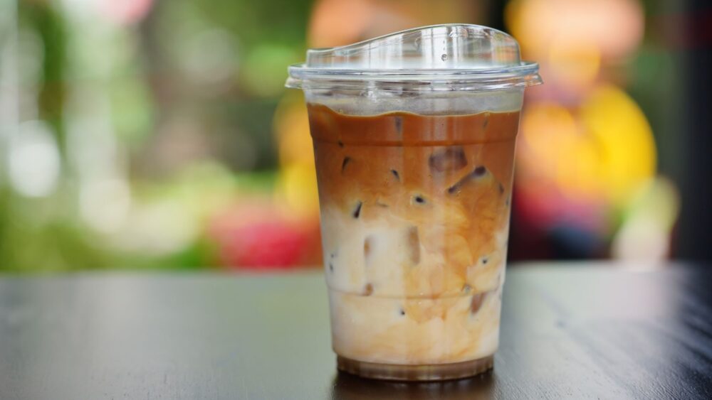 Kawa mrożona z mlekiem roślinnym – najlepsze przepisy na lato 2025